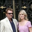 Johnny et Laeticia Hallyday - Mariage de Mimi Mathy et Benoist Gerard à la mairie de Neuilly, le 27 août 2005.