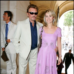 Johnny et Laeticia Hallyday - Mariage de Mimi Mathy et Benoist Gerard à la mairie de Neuilly, le 27 août 2005.