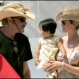 Johnny et Laeticia Hallyday avec leur fille Jade sur le port de Saibt-Tropez le 14 juillet 2005.