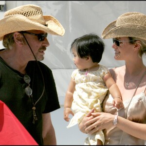 Johnny et Laeticia Hallyday avec leur fille Jade sur le port de Saibt-Tropez le 14 juillet 2005.