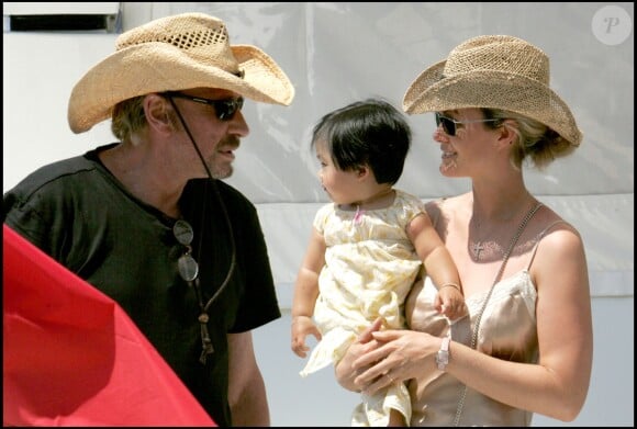 Johnny et Laeticia Hallyday avec leur fille Jade sur le port de Saibt-Tropez le 14 juillet 2005.