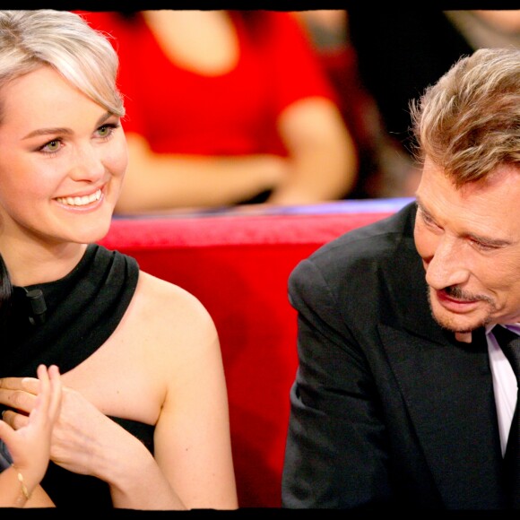 Laeticia et Johnny Hallyday et leur fille Jade sur la plateau de "Vivement Dimanche", le 16 janvier 2008.