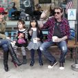 Laeticia et Johnny Hallyday avec leurs filles Joy et Jade après l'école, à Los Angeles le 7 février 2012.