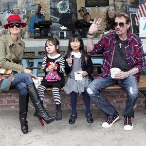 Laeticia et Johnny Hallyday avec leurs filles Joy et Jade après l'école, à Los Angeles le 7 février 2012.