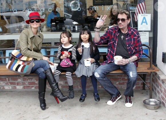Laeticia et Johnny Hallyday avec leurs filles Joy et Jade après l'école, à Los Angeles le 7 février 2012.