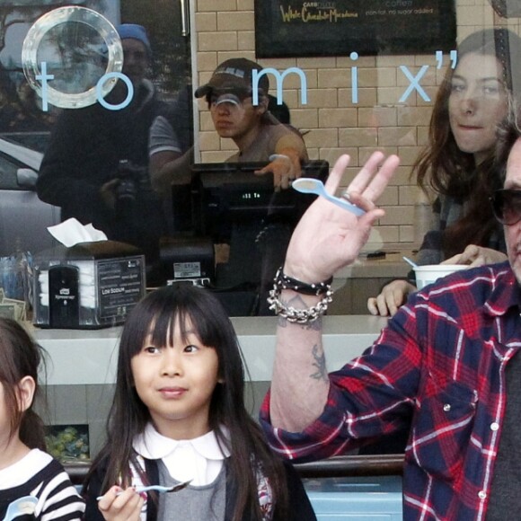 Laeticia et Johnny Hallyday avec leurs filles Joy et Jade après l'école, à Los Angeles le 7 février 2012.
