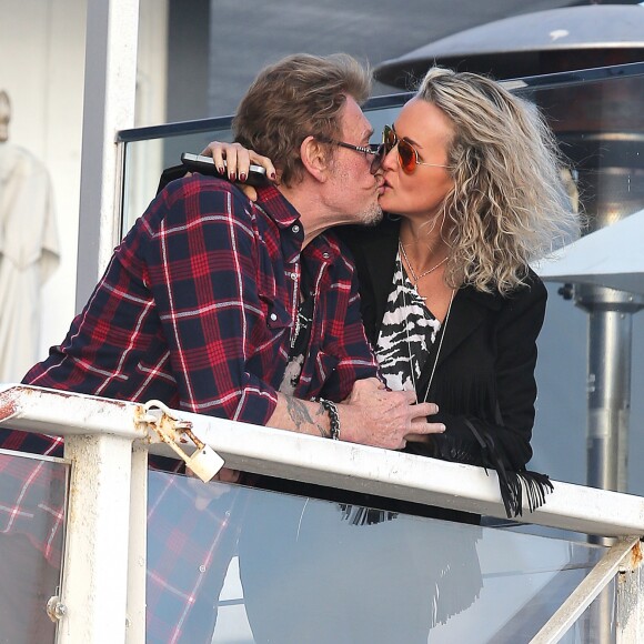 Johnny et Laeticia Hallyday - Johnny Hallyday va dejeuner en famille dans le restaurant de fruits de mer "Gladstone's" a Pacific Palisades le 19 janvier 2014.
