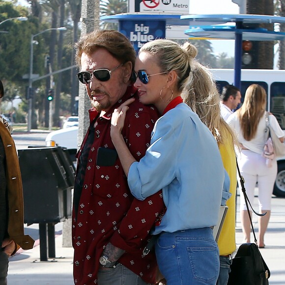 Johnny Hallyday avec sa femme Laeticia, leurs filles Jade et Joy, Marie Poniatowski avec son mari Pierre Rambaldi et leur fille Tess, à Santa Monica, le 1er avril 2017.