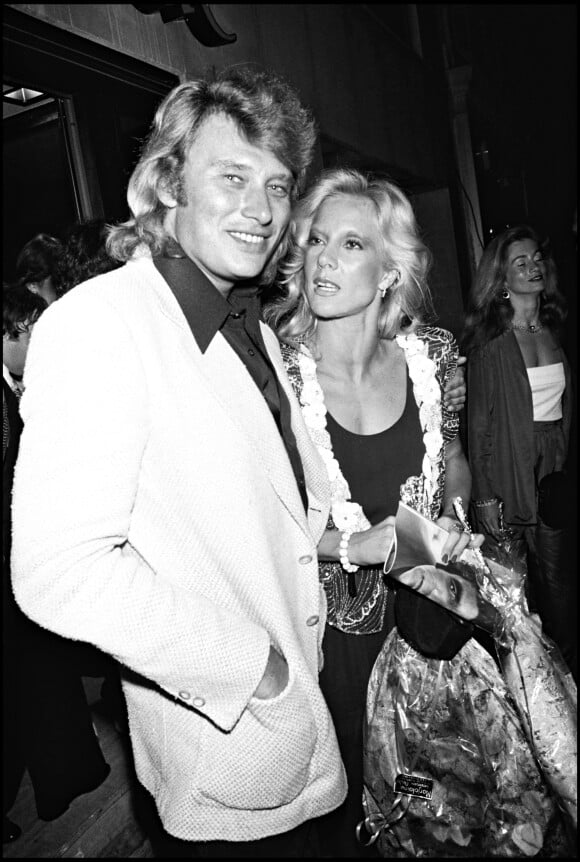 Johnny Hallyday fête son anniversaire avec Sylvie Varta, à Paris, le 19 juin 1979.
