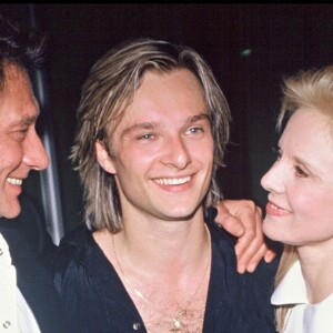 David Hallyday avec ses parents Johnny Hallyday et Sylvie Vartan pour le premier concert de sa première tournée, à Paris, mars 1991.