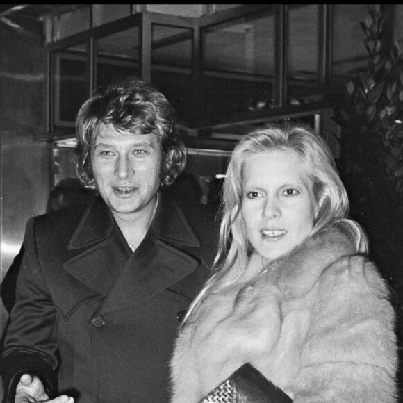 Johnny Hallysday et Sylvie Vartan dans les rues de Paris, 1973.