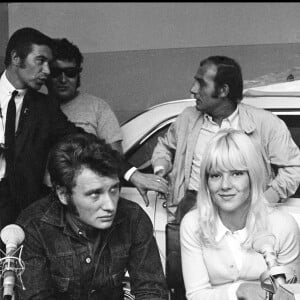Johnny Hallyday et Sylvie Vartan lors de l'enregistrement de l'émission de radio "Salut les copains" sur Europe 1 en 1969.