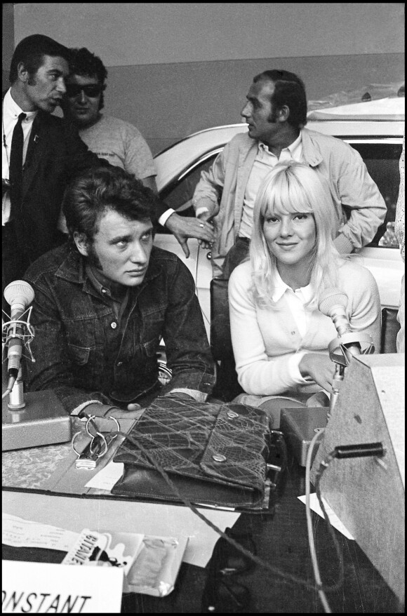 Johnny Hallyday et Sylvie Vartan lors de l'enregistrement de l'émission de radio "Salut les copains" sur Europe 1 en 1969.