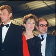 Johnny Hallyday et Nathalie Baye et Jean-Luc Godard présentent le film "Détectiveé au Festival de Cannes le 8 mai 1985.