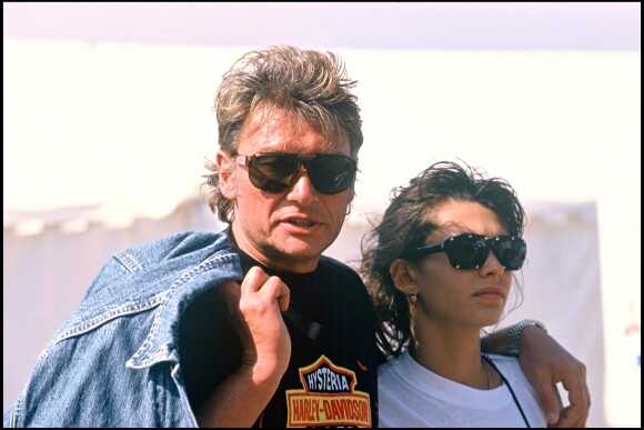 Johnny Hallyday et Adeline Blondieau à Saint-Tropez le 9 mai 1990.