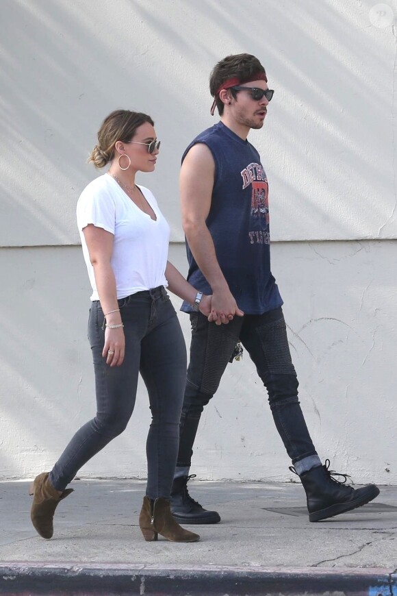 Hilary Duff se balade avec son fils Lucas et son compagnon Matthew Koma au farmers market à Studio City, le 29 octobre 2017 - Los Angeles
