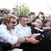 Exclusif - Johnny Hallyday face à son sosie - Johnny Hallyday signe des autographes à ses fans à son arrivée au 6ème Festival du Film Policier de Beaune, le 2 avril 2014.  No web - No blog pour Belgique / Suisse02/04/2014 - Beaune