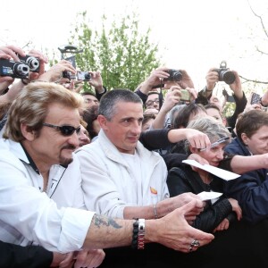 Exclusif - Johnny Hallyday face à son sosie - Johnny Hallyday signe des autographes à ses fans à son arrivée au 6ème Festival du Film Policier de Beaune, le 2 avril 2014.  No web - No blog pour Belgique / Suisse02/04/2014 - Beaune