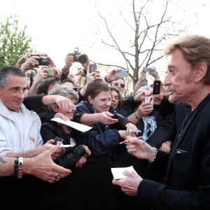 Exclusif - Johnny Hallyday face à son sosie - Johnny Hallyday signe des autographes à ses fans à son arrivée au 6ème Festival du Film Policier de Beaune, le 2 avril 2014.