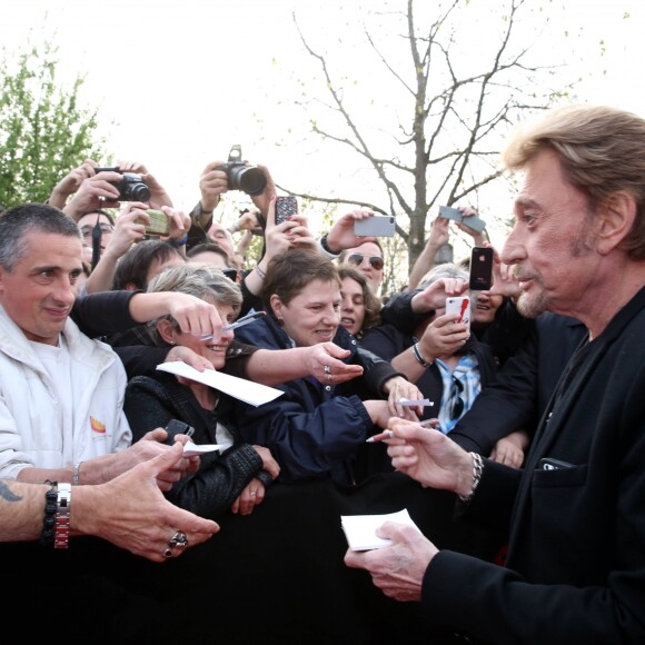 Exclusif - Johnny Hallyday face à son sosie - Johnny Hallyday signe des autographes à ses fans à son arrivée au 6ème Festival du Film Policier de Beaune, le 2 avril 2014.