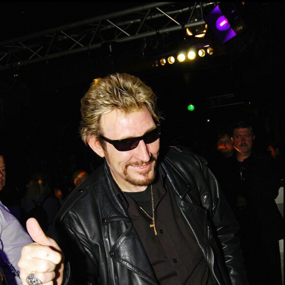 JOHNNY STAR - SOIREE DU MAGAZINE "LIMITED ACCESS" LE MAGAZINE SUR JOHNNY HALLYDAY AUX BAINS DOUCHES SOSIE LUNETTES DE SOLEIL 1/06/2005 - Paris