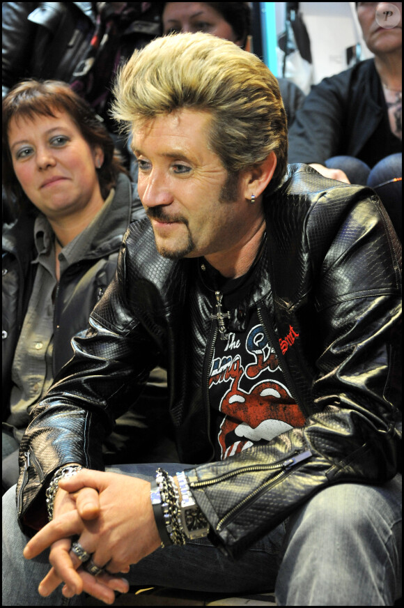 les sosies - Johnny Hallyday au Virgin Megastore Champs Elysees pour le lancement de la vente de son nouvel album, "Jamais Seul" 27/03/2011 - Paris