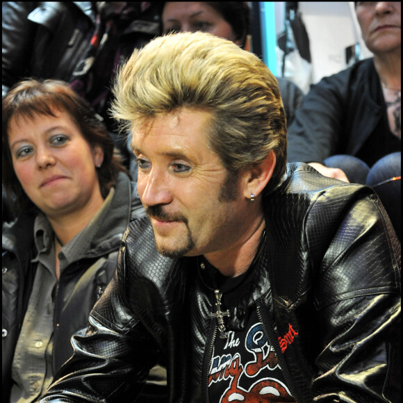 les sosies - Johnny Hallyday au Virgin Megastore Champs Elysees pour le lancement de la vente de son nouvel album, "Jamais Seul" 27/03/2011 - Paris