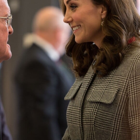 Le prince William, duc de Cambridge, et Catherine Kate Middleton, duchesse de Cambridge (enceinte) échangent avec des écoliers à propos du programme Media City de la ville de Salford le 6 décembre 2017.