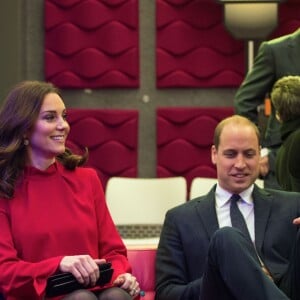 Le prince William, duc de Cambridge, et Catherine Kate Middleton, duchesse de Cambridge (enceinte) échangent avec des écoliers à propos du programme Media City de la ville de Salford le 6 décembre 2017.