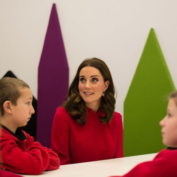 Catherine Kate Middleton, duchesse de Cambridge (enceinte) échange avec des écoliers à propos du programme Media City de la ville de Salford le 6 décembre 2017.