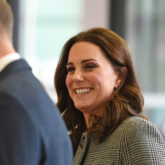 Le prince William, duc de Cambridge, et Catherine Kate Middleton, duchesse de Cambridge (enceinte) échangent avec des écoliers à propos du programme Media City de la ville de Salford le 6 décembre 2017.