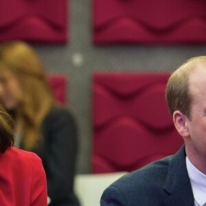 Le prince William, duc de Cambridge, et Catherine Kate Middleton, duchesse de Cambridge (enceinte) échangent avec des écoliers à propos du programme Media City de la ville de Salford le 6 décembre 2017.