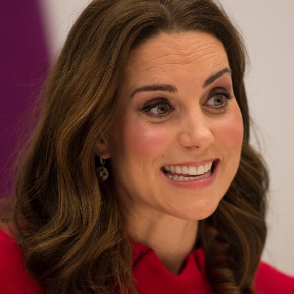 Catherine Kate Middleton, duchesse de Cambridge (enceinte) échange avec des écoliers à propos du programme Media City de la ville de Salford le 6 décembre 2017.