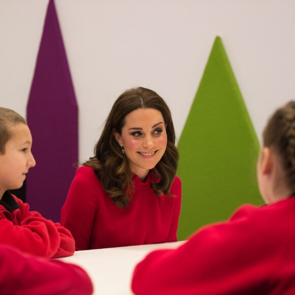 Catherine Kate Middleton, duchesse de Cambridge (enceinte) échange avec des écoliers à propos du programme Media City de la ville de Salford le 6 décembre 2017.