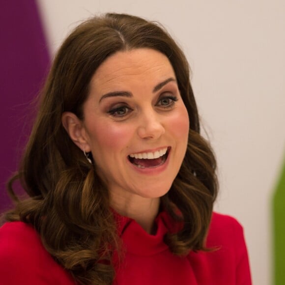 Catherine Kate Middleton, duchesse de Cambridge (enceinte) échange avec des écoliers à propos du programme Media City de la ville de Salford le 6 décembre 2017.