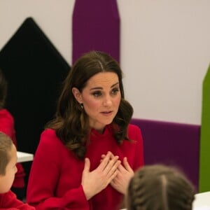 Catherine Kate Middleton, duchesse de Cambridge (enceinte) échange avec des écoliers à propos du programme Media City de la ville de Salford le 6 décembre 2017.