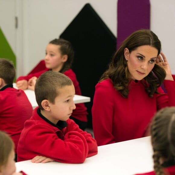 Catherine Kate Middleton, duchesse de Cambridge (enceinte) échange avec des écoliers à propos du programme Media City de la ville de Salford le 6 décembre 2017.