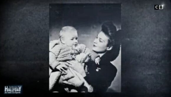 Johnny Hallyday (Jean-Philippe Smet) bébé, dans les bras de sa maman Huguette. Photo exposée dans le documentaire "La story de Johnny Hallyday, de l'idole à la légende", diffusé sur C8 le 6 décembre 2017.