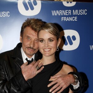 En France, à Paris, Johnny Hallyday et sa femme Laeticia lors de la soirée de Noël de Warner Music le 20 décembre 2007