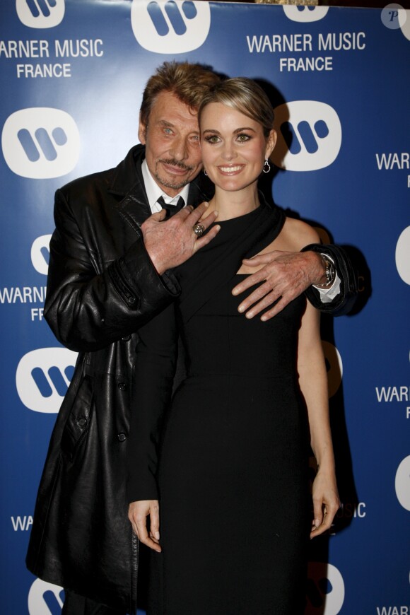 En France, à Paris, Johnny Hallyday et sa femme Laeticia lors de la soirée de Noël de Warner Music le 20 décembre 2007
