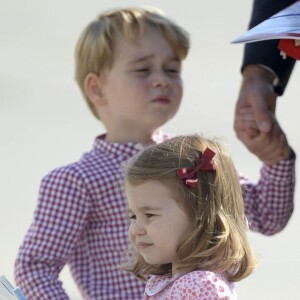 Le prince George de Cambridge et la princesse Charlotte de Cambridge lors de leur départ à l'aéroport de Hambourg, le 21 juillet 2017, après leur visite officielle en Allemagne