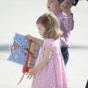 Le prince George de Cambridge et la princesse Charlotte de Cambridge lors de leur départ à l'aéroport de Hambourg, le 21 juillet 2017, après leur visite officielle en Allemagne