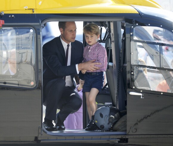 Le prince William, duc de Cambridge et le prince George de Cambridge lors de leur départ à l'aéroport de Hambourg, le 21 juillet 2017, après leur visite officielle en Allemagne.