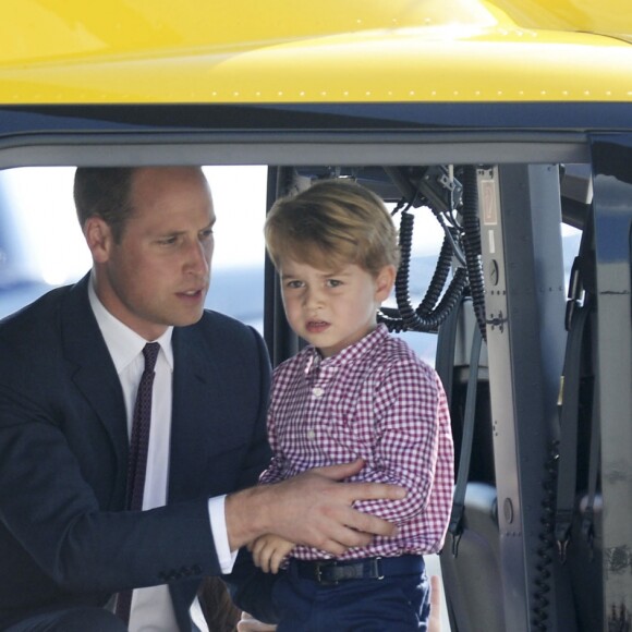 Le prince William, duc de Cambridge et le prince George de Cambridge lors de leur départ à l'aéroport de Hambourg, le 21 juillet 2017, après leur visite officielle en Allemagne.