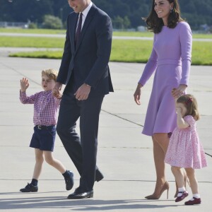 Le prince William, duc de Cambridge, Catherine Kate Middleton, duchesse de Cambridge et leurs enfants le prince George de Cambridge et la princesse Charlotte de Cambridge lors de leur départ à l'aéroport de Hambourg, le 21 juillet 2017, après leur visite officielle en Allemagne.