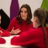 Kate Middleton, duchesse de Cambridge (enceinte) échange avec des écoliers à propos du programme Media City de la ville de Salford le 6 décembre 2017.