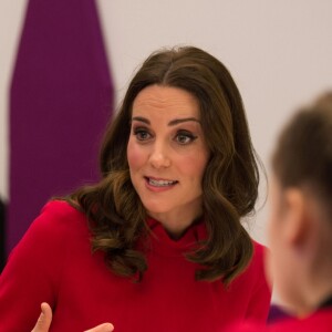 Kate Middleton, duchesse de Cambridge (enceinte) échange avec des écoliers à propos du programme Media City de la ville de Salford le 6 décembre 2017.