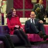 Le prince William, duc de Cambridge, et Kate Middleton, duchesse de Cambridge (enceinte) échangent avec des écoliers à propos du programme Media City de la ville de Salford le 6 décembre 2017.
