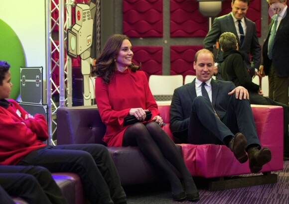 Le prince William, duc de Cambridge, et Kate Middleton, duchesse de Cambridge (enceinte) échangent avec des écoliers à propos du programme Media City de la ville de Salford le 6 décembre 2017.