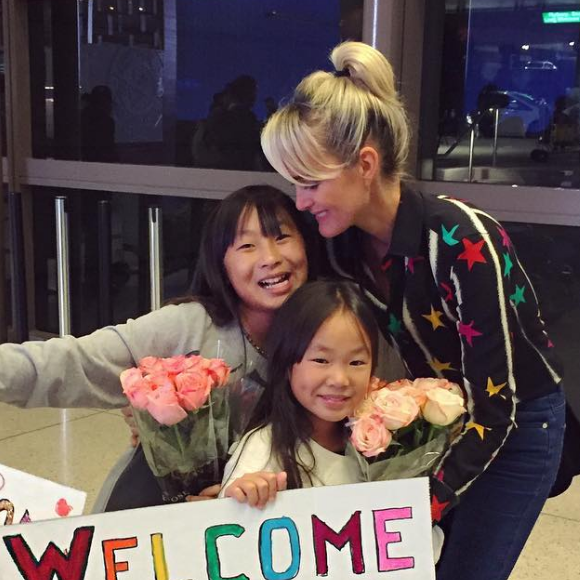 Laeticia Hallyday, de retour du Vietnam, a reçu un accueil surprise de ses filles et de son époux - À Los Angeles, octobre 2016.